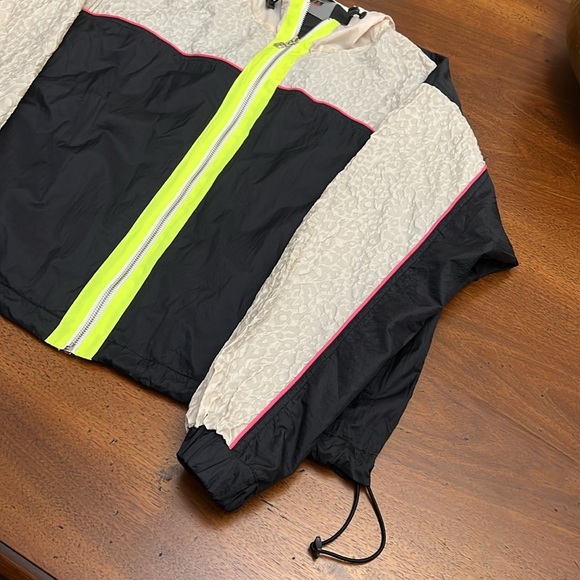 GUESS WINDBREAKER SUPER CUTE GUESS JACKET ZIPPER LIGHT WEIGHT HOODIE STYLE ZIP - Picture 2 of 15